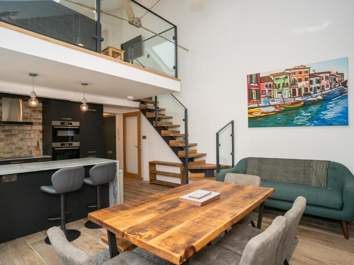 Pass The Keys Stunning 3 Bed Loft Style Apt With Free Parking 에든버러 외부 사진